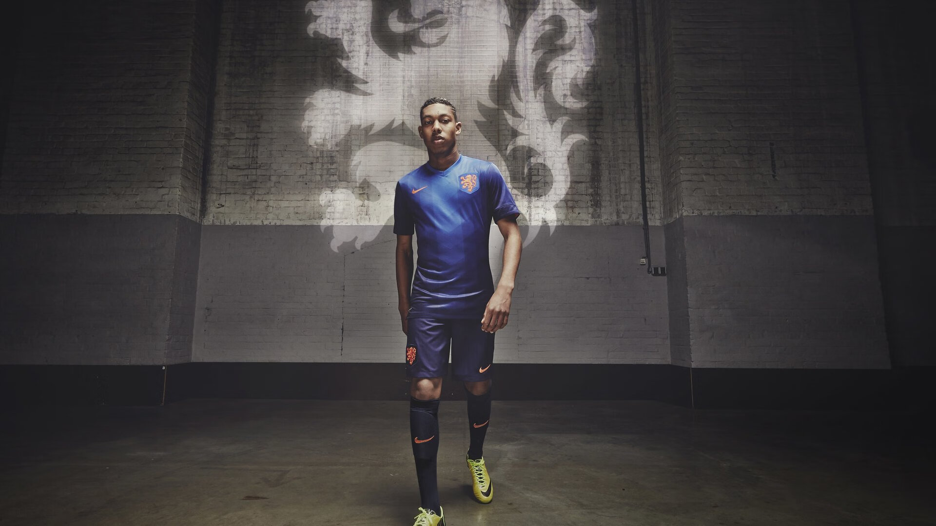 中国米兰体育-现场气氛火爆！球迷欢呼声此起彼伏！，球迷的疯狂举动