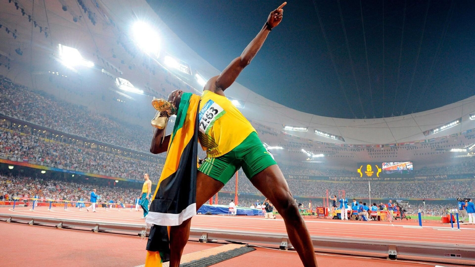 AC米兰新闻-仰泳赛道摩纳哥选手节奏精准，摩纳哥泳池